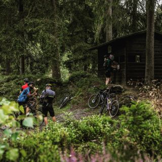 Hanging out in nature, having a chat and forgetting about the real Challenge? No matter. It‘s all about the fun anyway!
.
.
.
#thegravelchase #joinourgravelfamily #thegravelfest #harz #gravelchallenge #gravelride #community #itsallaboutfun #gravelevent #paperchase